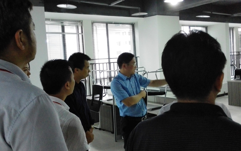 賴區(qū)長鼓勵重慶天度網絡公司要多進行創(chuàng)新，并就天度未來發(fā)展方向做出重要指示。